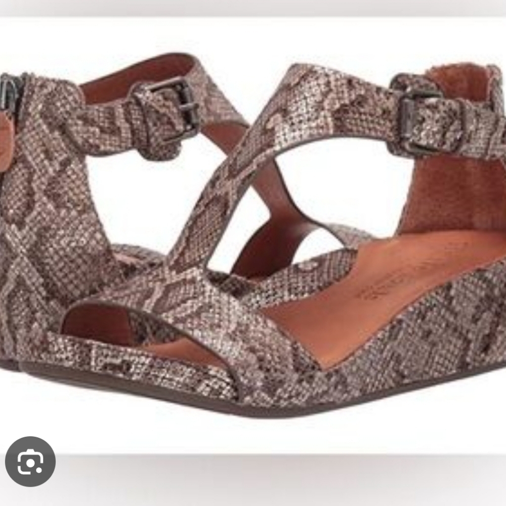 Kenneth Cole Snakeskin Pattern Wedges - Picture 2 of 8